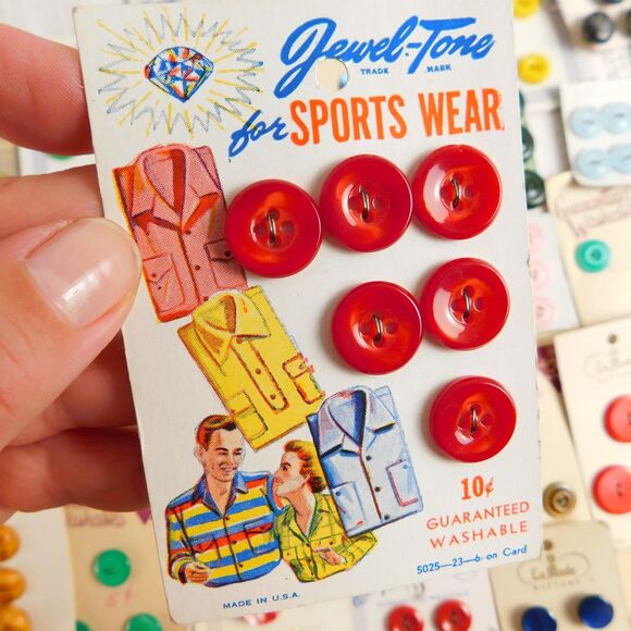 Vintage Buttons On Cards Lot Of 24 Pinks, Purples Burgundy LaMode, LeBouton NOS - Picture 2 of 16